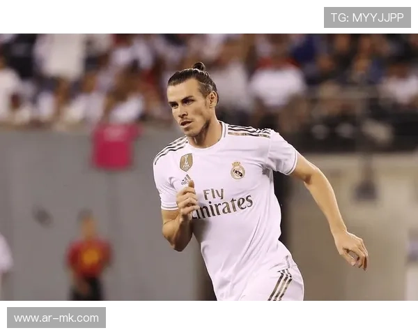 足球球星身穿紧身内搭训练视频展现强健身材与速度爆发力